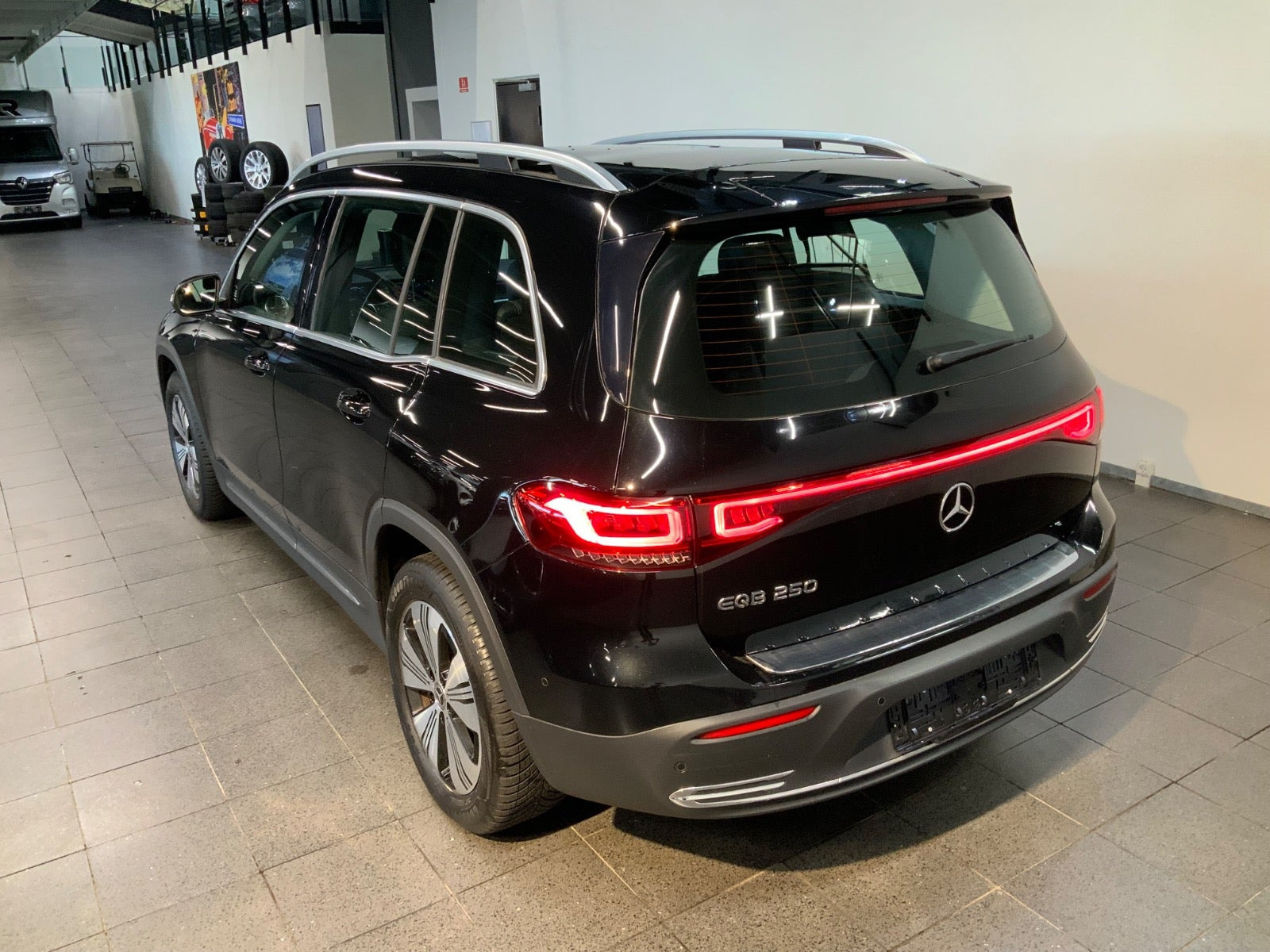 Sort Mercedes EQB250 fra 2023
