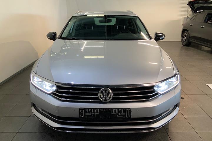 Sølv VW Passat fra 2017