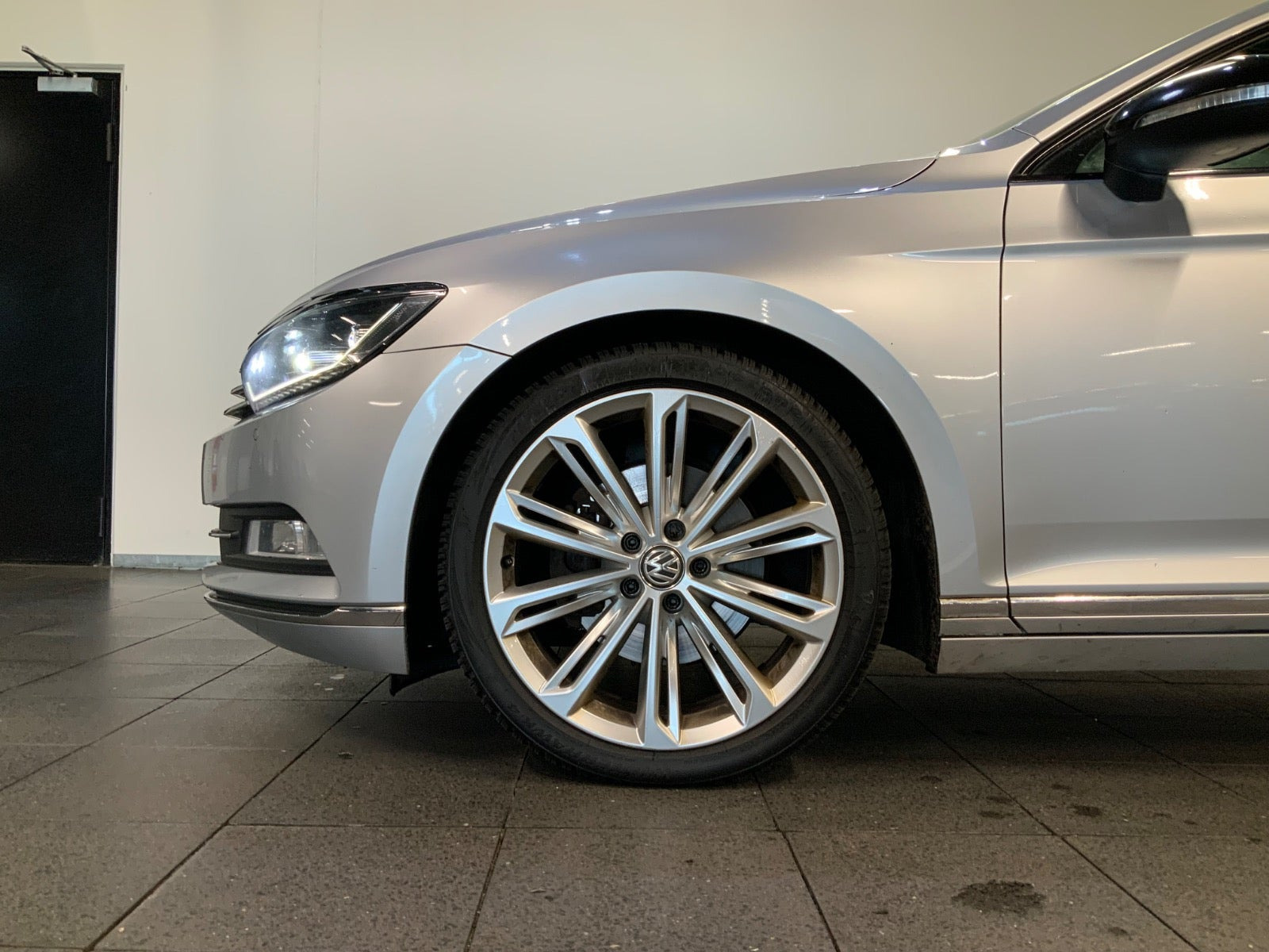 Sølv VW Passat fra 2017
