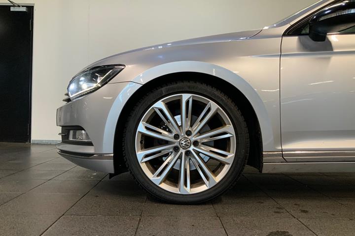 Sølv VW Passat fra 2017