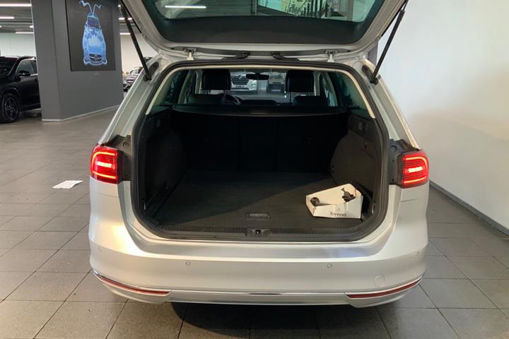 Sølv VW Passat fra 2017