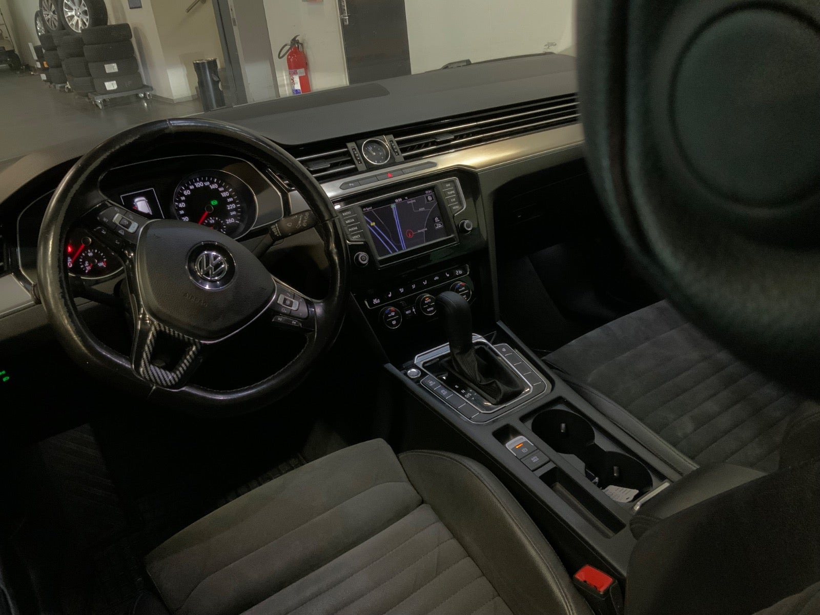 Sølv VW Passat fra 2017