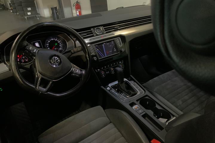 Sølv VW Passat fra 2017