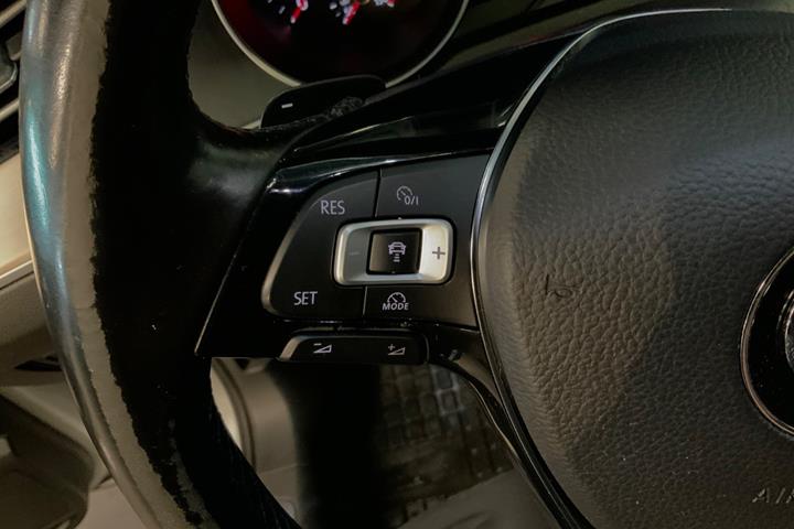 Sølv VW Passat fra 2017