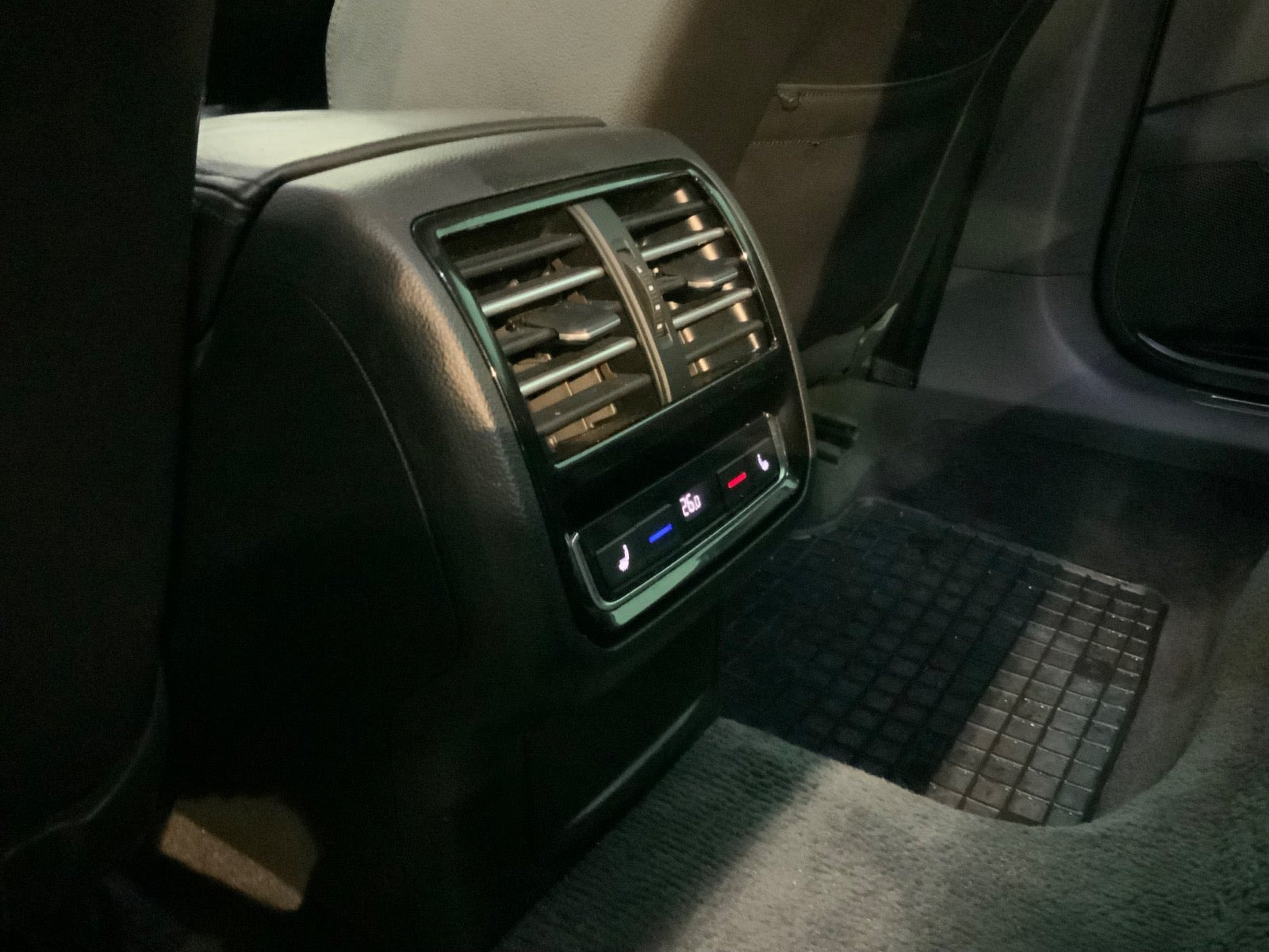 Sølv VW Passat fra 2017