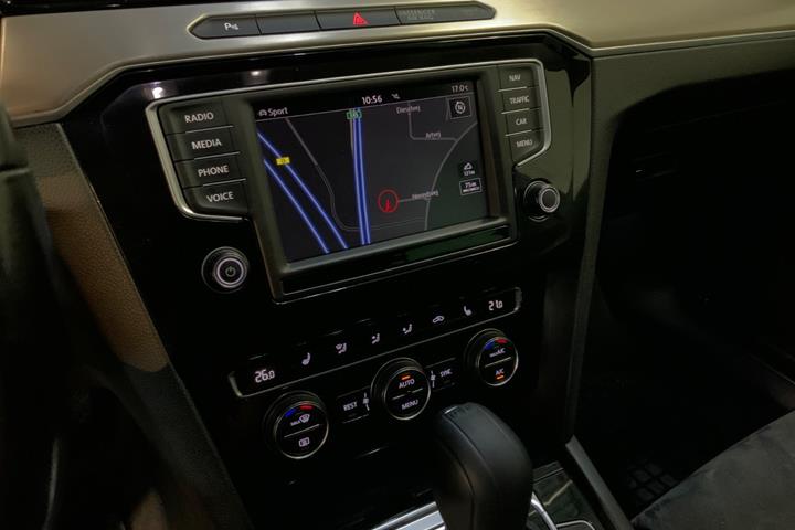 Sølv VW Passat fra 2017