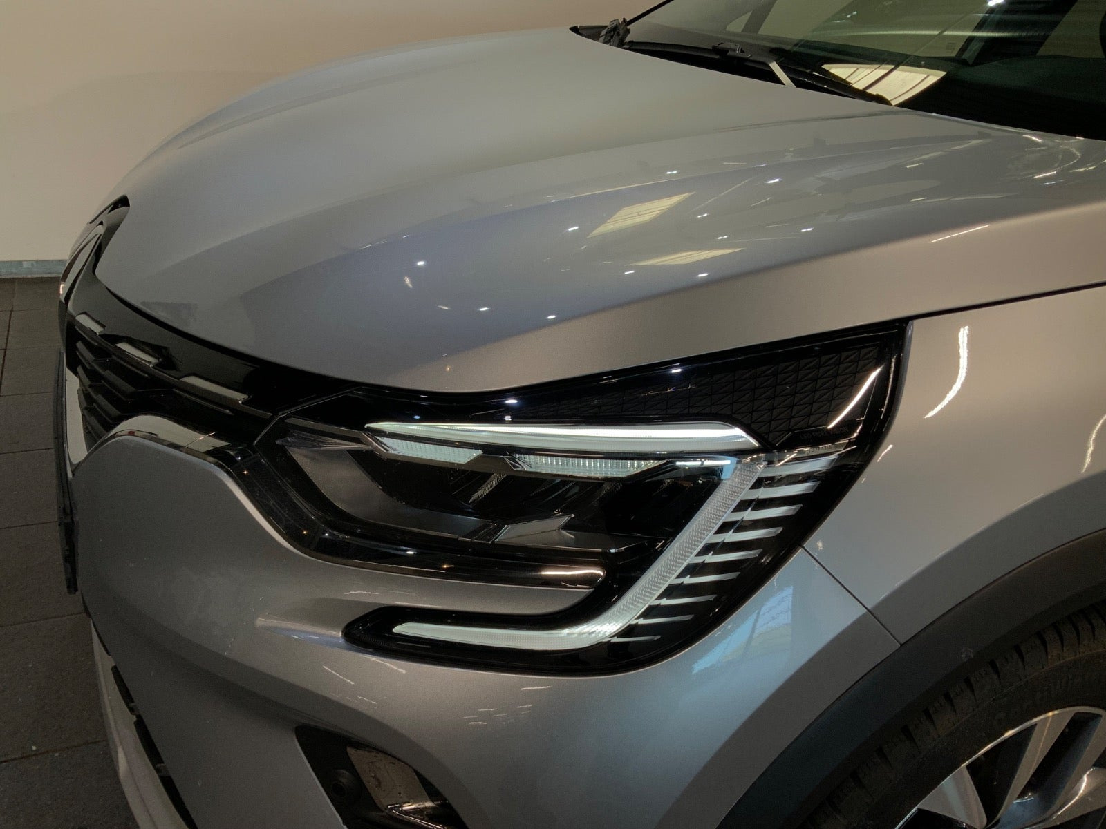 Sølv Renault Captur fra 2022