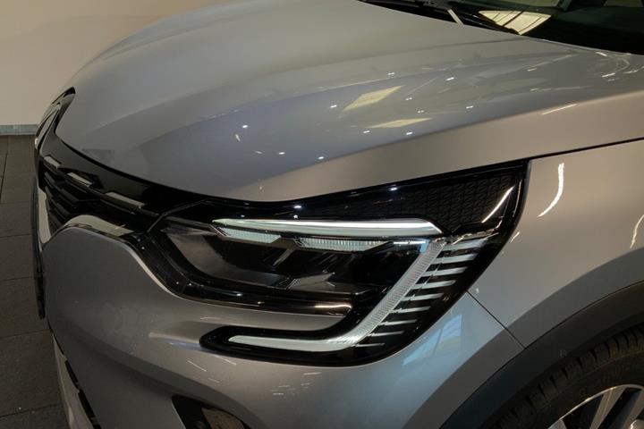Sølv Renault Captur fra 2022