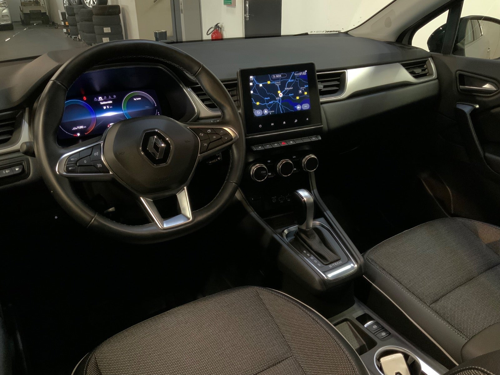 Sølv Renault Captur fra 2022