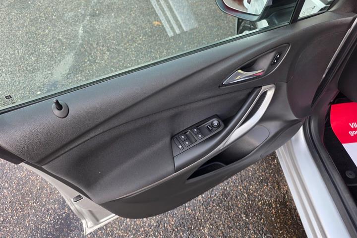 Sølv Opel Astra fra 2021