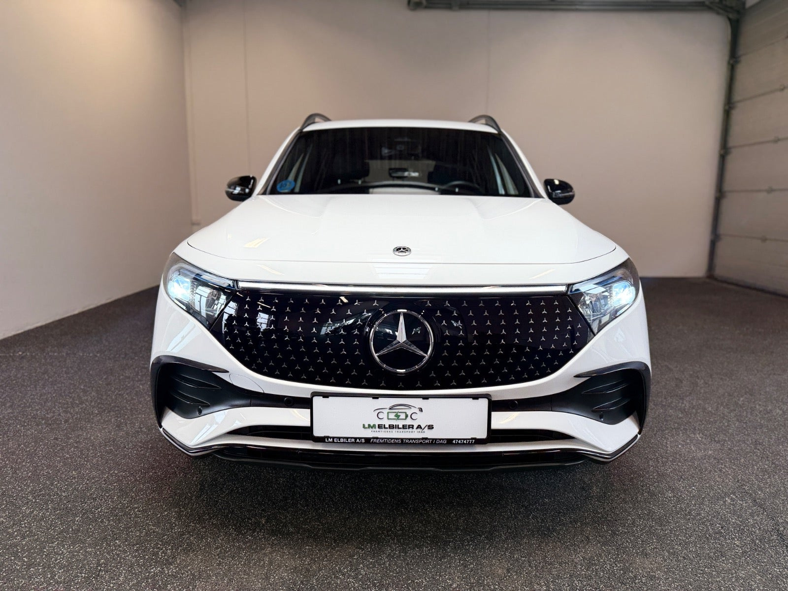 Hvid Mercedes EQB300 fra 2025