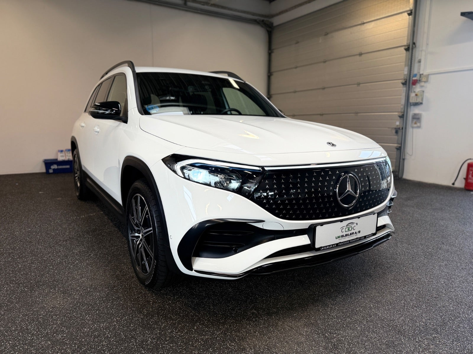 Hvid Mercedes EQB300 fra 2025
