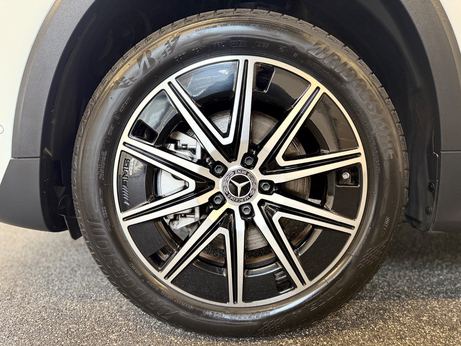 Hvid Mercedes EQB300 fra 2025