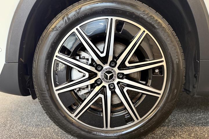 Hvid Mercedes EQB300 fra 2025