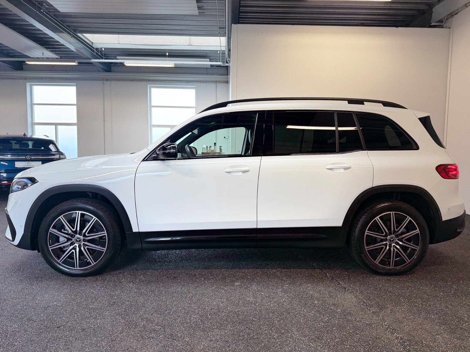 Hvid Mercedes EQB300 fra 2025