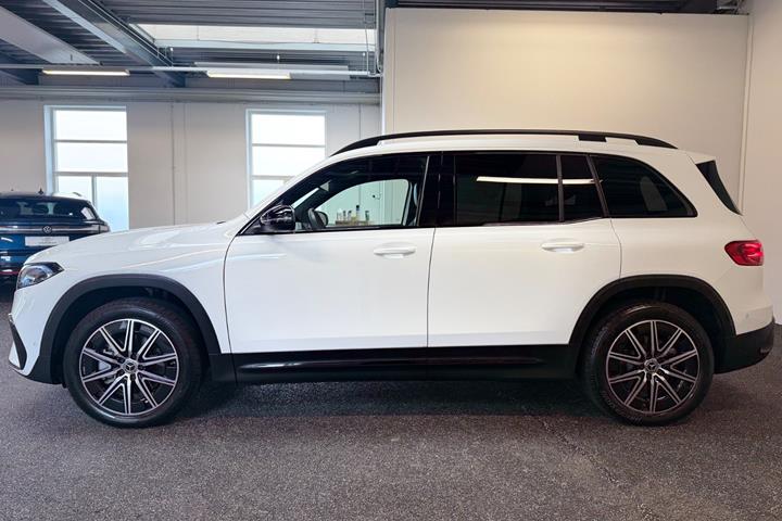 Hvid Mercedes EQB300 fra 2025