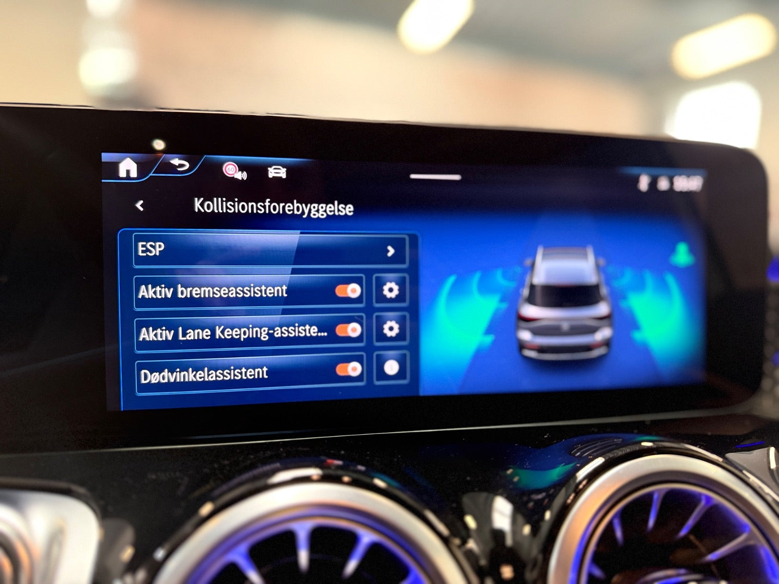 Hvid Mercedes EQB300 fra 2025