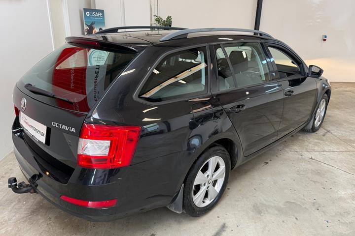 Sort Skoda Octavia fra 2017