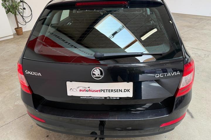 Sort Skoda Octavia fra 2017