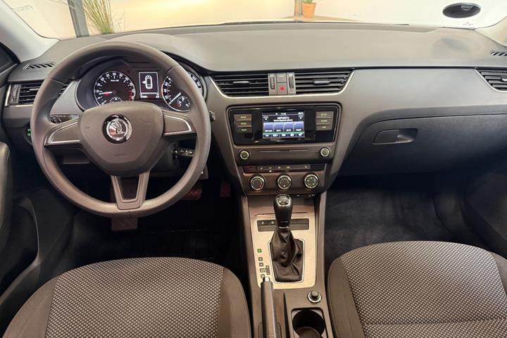 Sort Skoda Octavia fra 2017