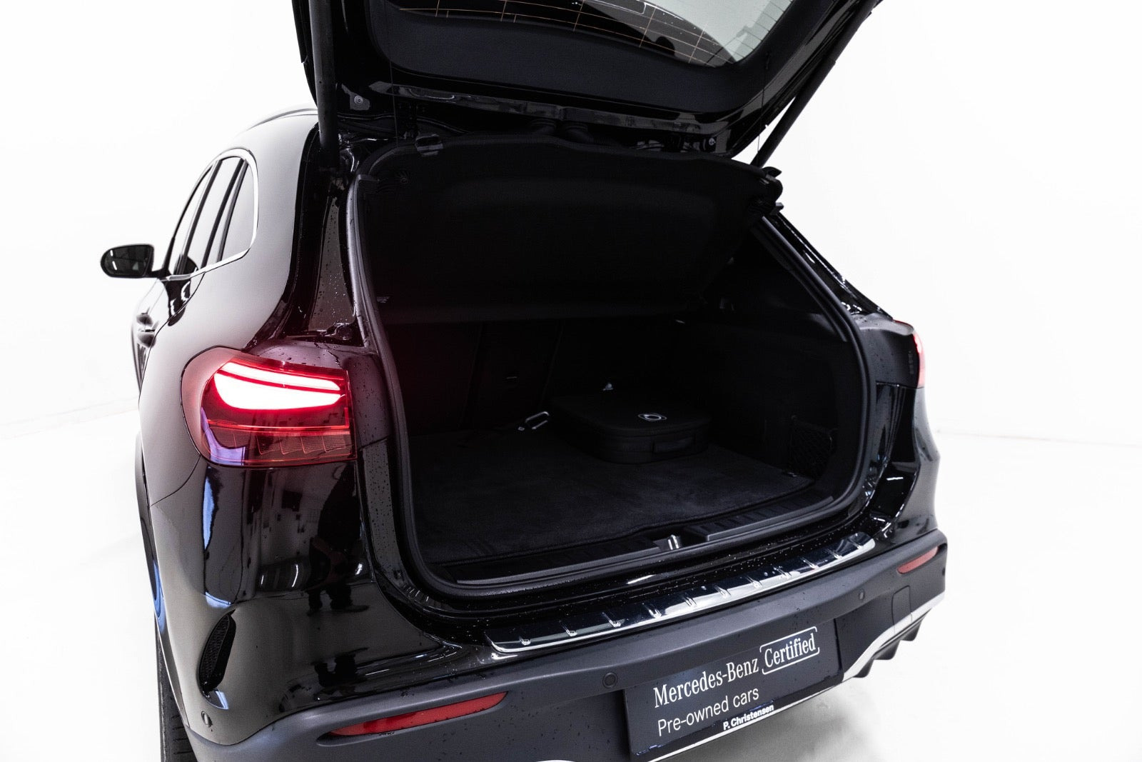 Sort Mercedes EQA350 fra 2024