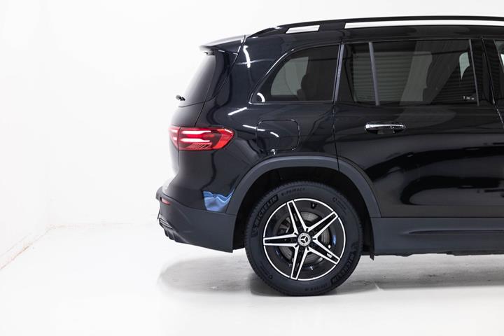 Sort Mercedes EQB250+ fra 2025