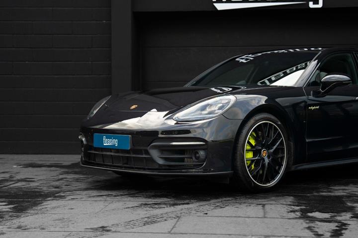 Sort Porsche Panamera 4 fra 2022
