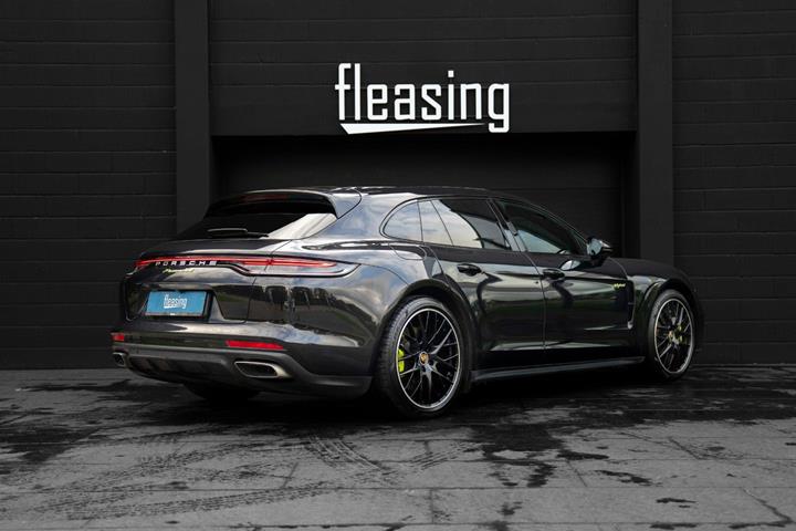 Sort Porsche Panamera 4 fra 2022