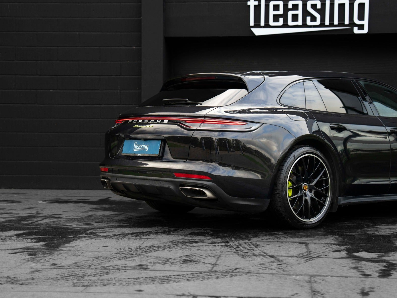 Sort Porsche Panamera 4 fra 2022
