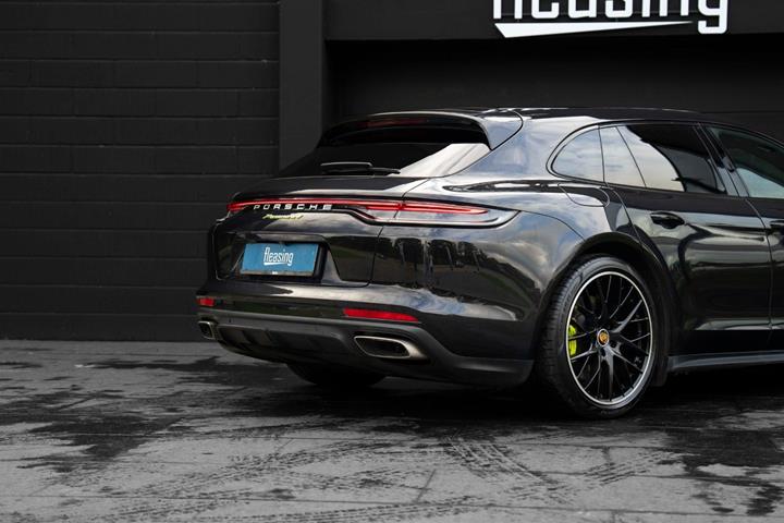 Sort Porsche Panamera 4 fra 2022