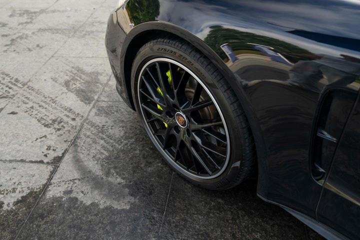 Sort Porsche Panamera 4 fra 2022