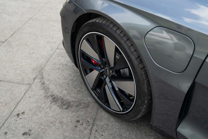 Grå Audi RS e-tron GT fra 2021