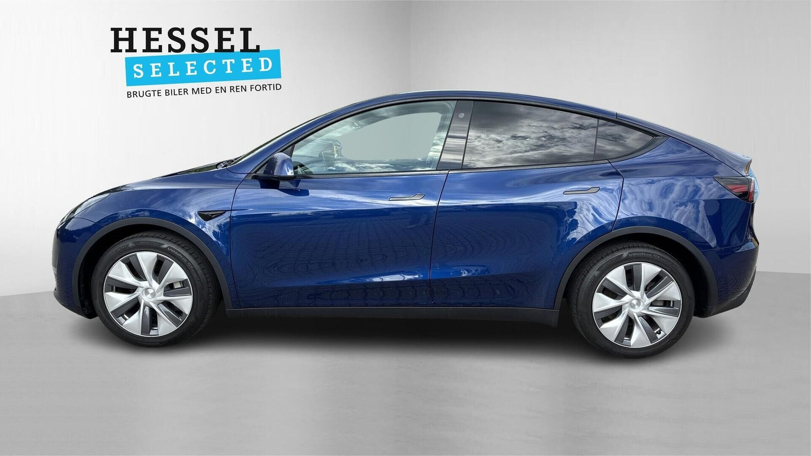 Blå Tesla Model Y fra 2021