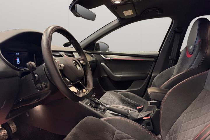 Sort Skoda Octavia fra 2020