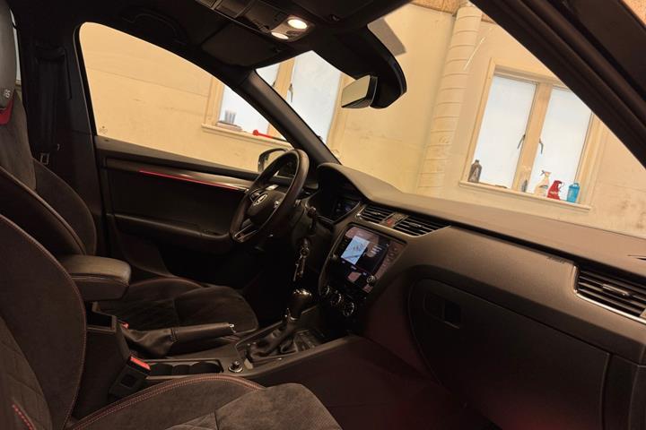Sort Skoda Octavia fra 2020