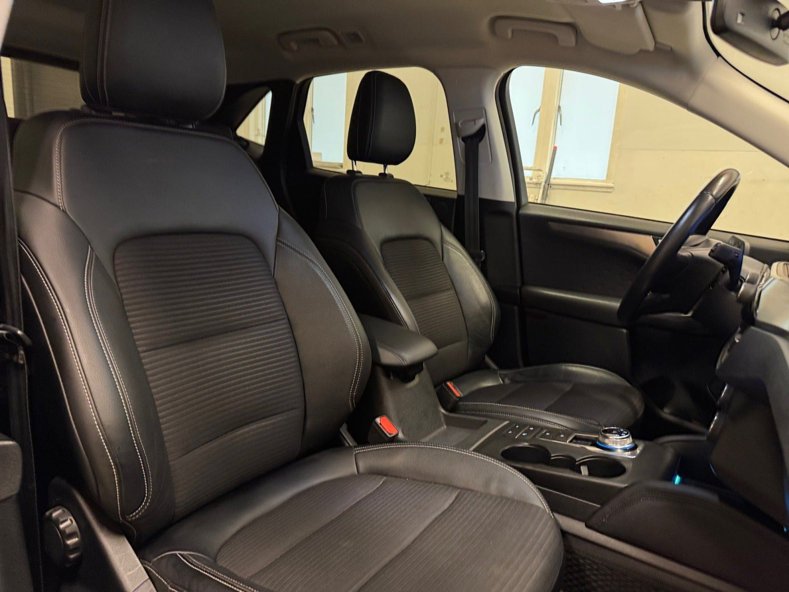 Grå Ford Kuga fra 2020
