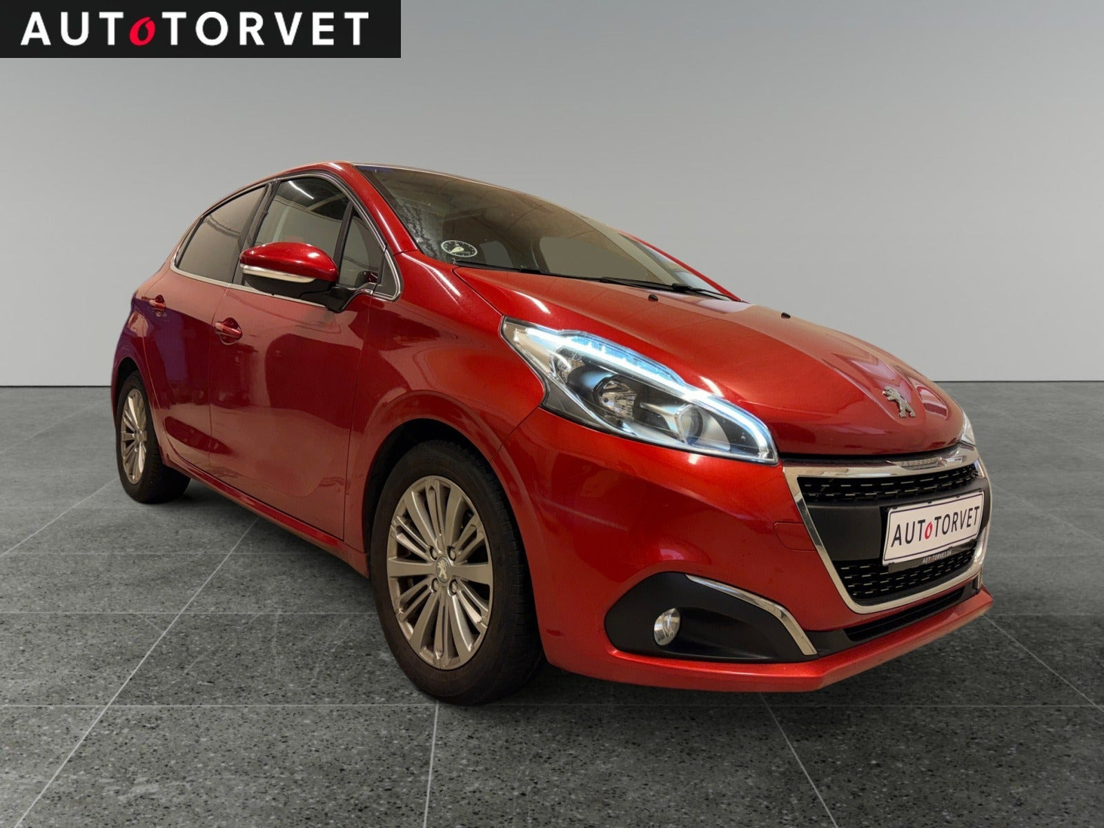 Rød Peugeot 208 fra 2019