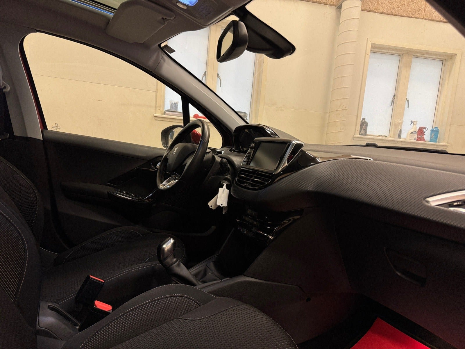 Rød Peugeot 208 fra 2019