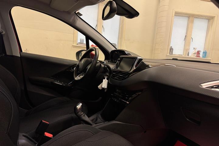 Rød Peugeot 208 fra 2019