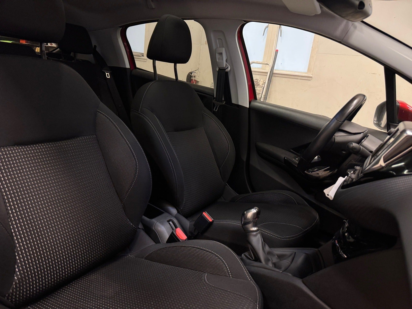 Rød Peugeot 208 fra 2019
