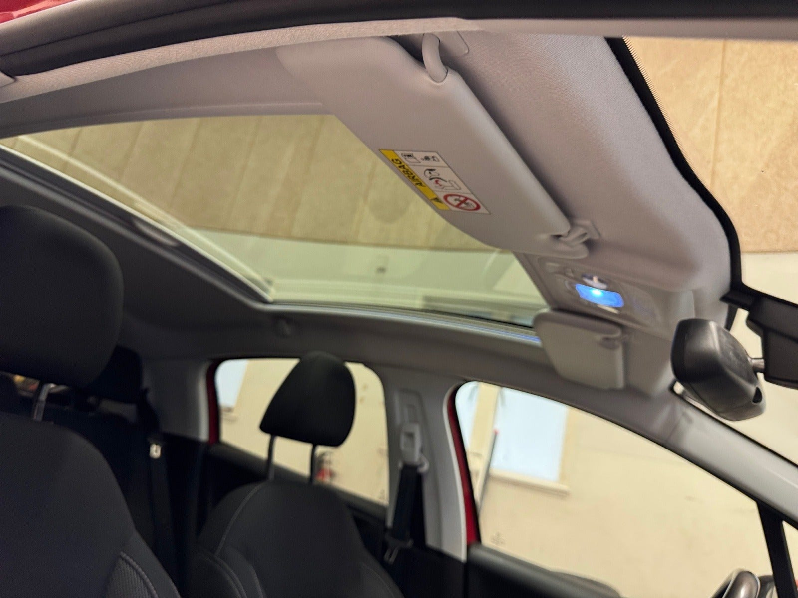 Rød Peugeot 208 fra 2019