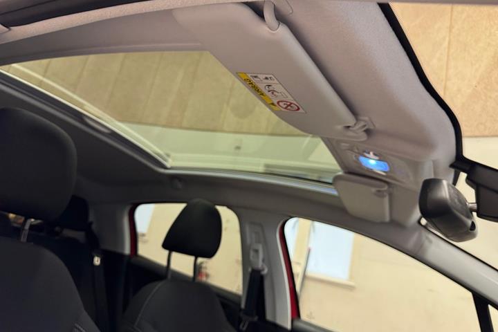Rød Peugeot 208 fra 2019
