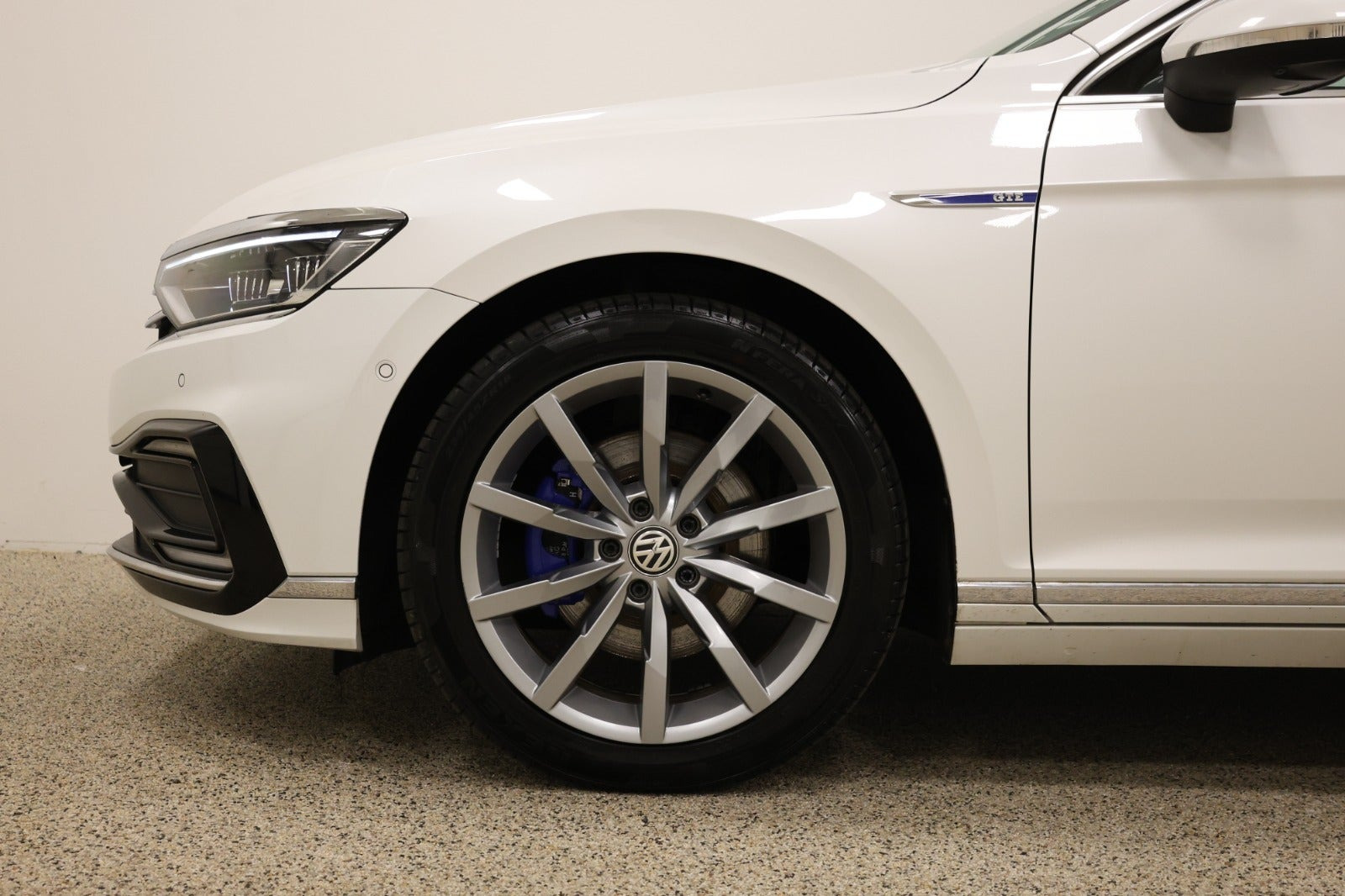 Hvid VW Passat fra 2020