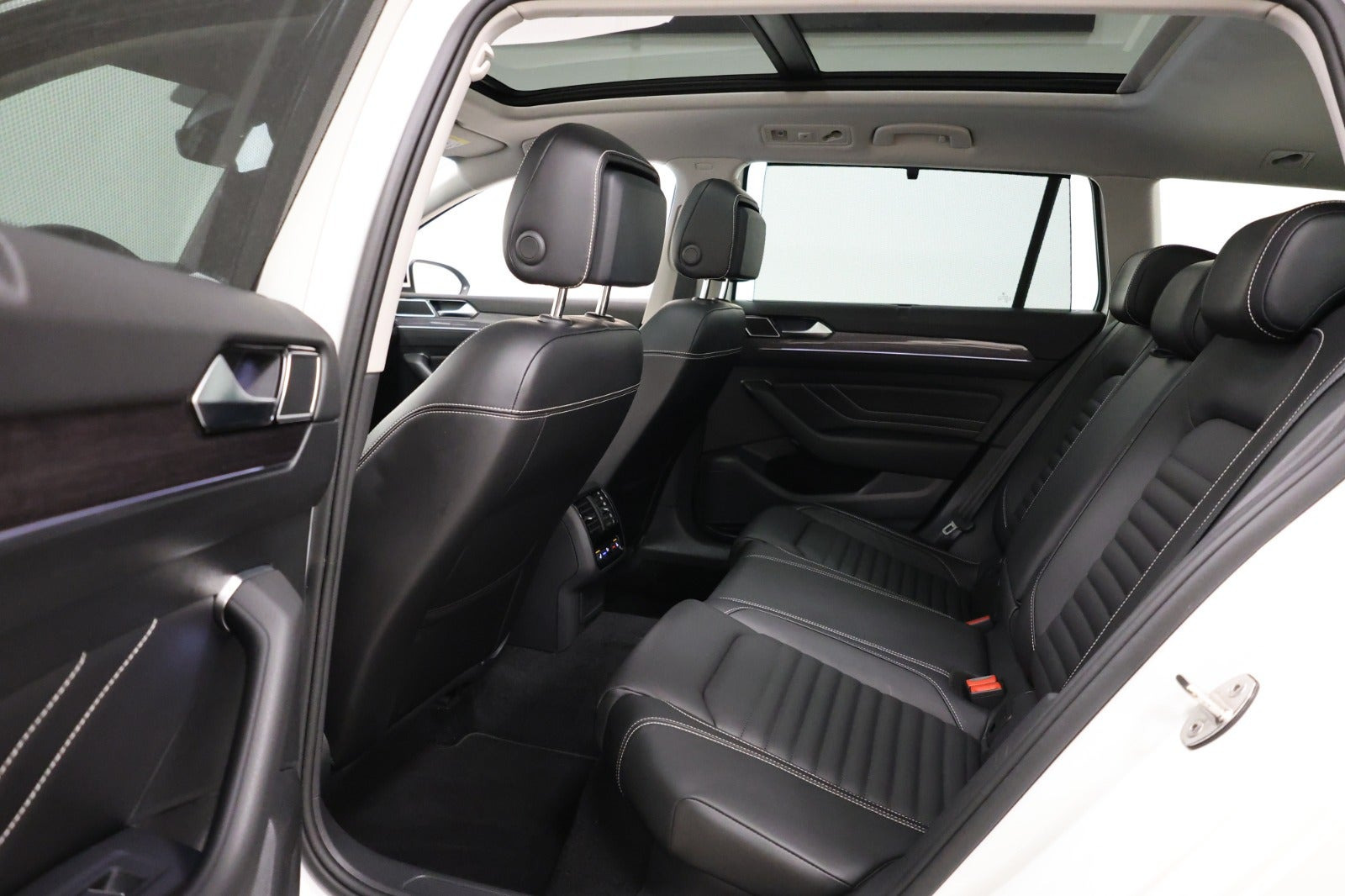 Hvid VW Passat fra 2020