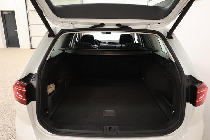 Hvid VW Passat fra 2020
