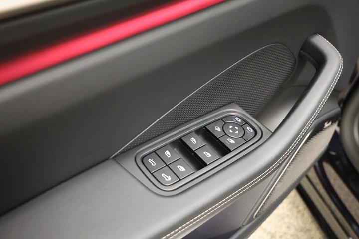 Lilla Porsche Macan Turbo fra 2025