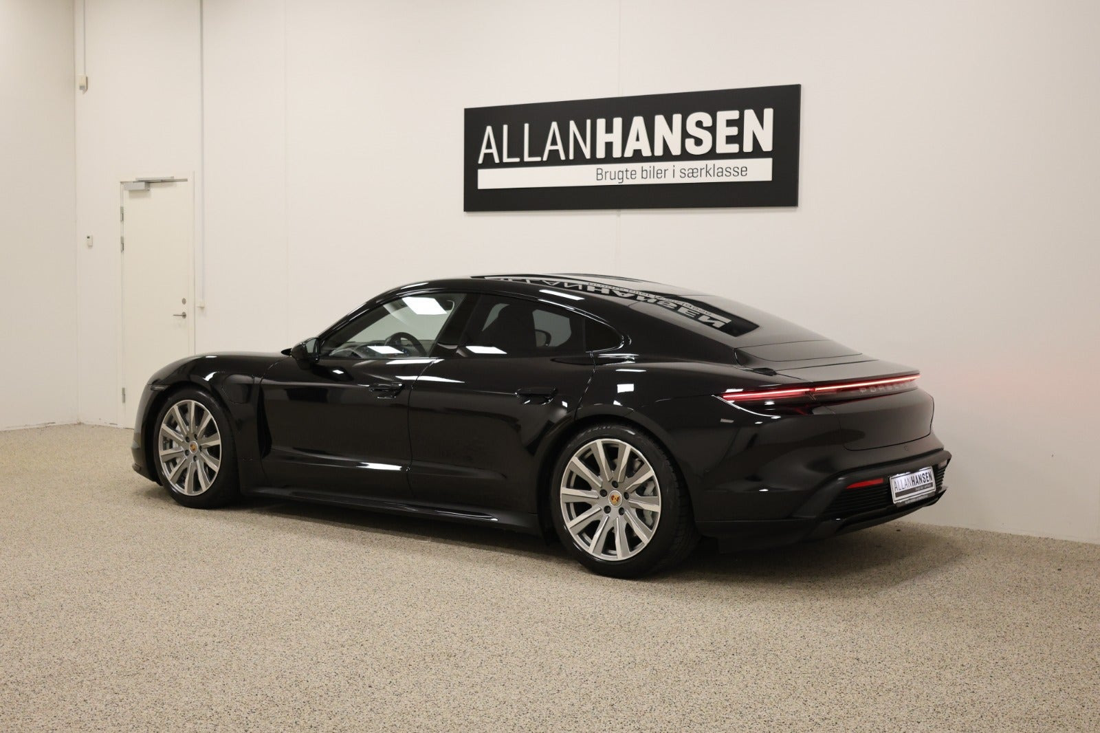 Sort Porsche Taycan Turbo fra 2020