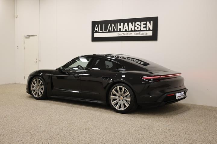 Sort Porsche Taycan Turbo fra 2020