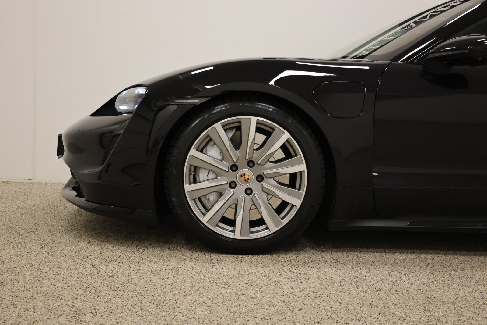 Sort Porsche Taycan Turbo fra 2020