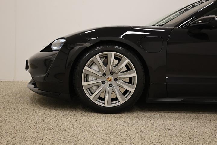 Sort Porsche Taycan Turbo fra 2020